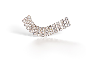 Benvenuti nella nostra categoria Catene Strass! Qui troverete una vasta gamma di catene strass perfette per creare gioielli scintillanti e accessori alla moda. Le nostre catene strass sono adornate con pietre di cristallo di alta qualità, offrendo una brillantezza impressionante che valorizza ogni look.<br><br>Esplora la nostra gamma di diversi colori e dimensioni per trovare il design perfetto per le tue creazioni di gioielli. Le catene strass sono ideali per bracciali, collane, orecchini e altro ancora. Possono anche essere utilizzate per abbellire abbigliamento, borse e altri accessori.<br><br>Grazie all'alta qualità delle nostre catene strass, sono resistenti e mantengono il loro aspetto radioso per lungo tempo. Libera la tua creatività e progetta pezzi di gioielli unici e accessori con le nostre catene strass.